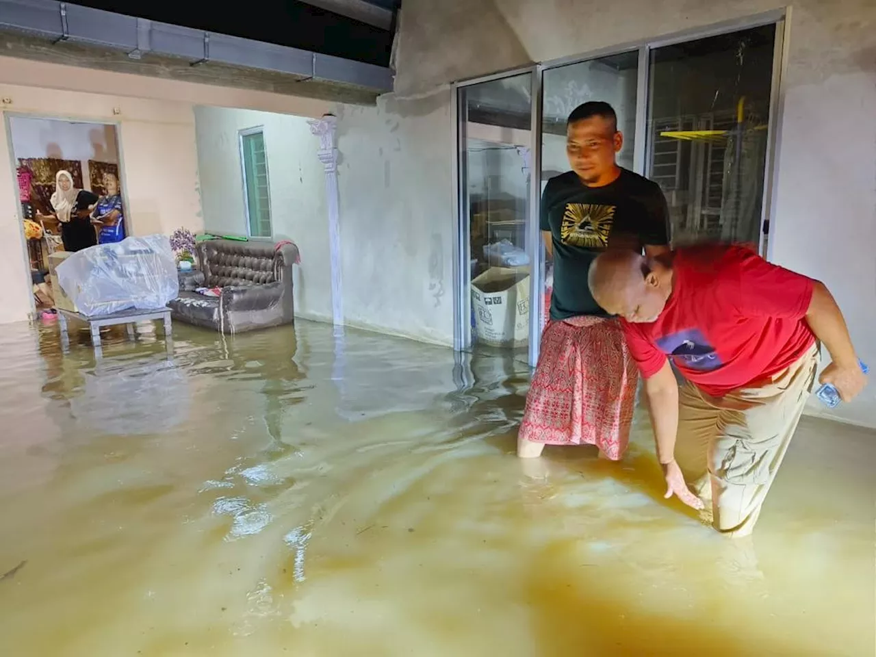 Perlis dilanda banjir kilat, rumah penduduk dinaiki air paras lutut