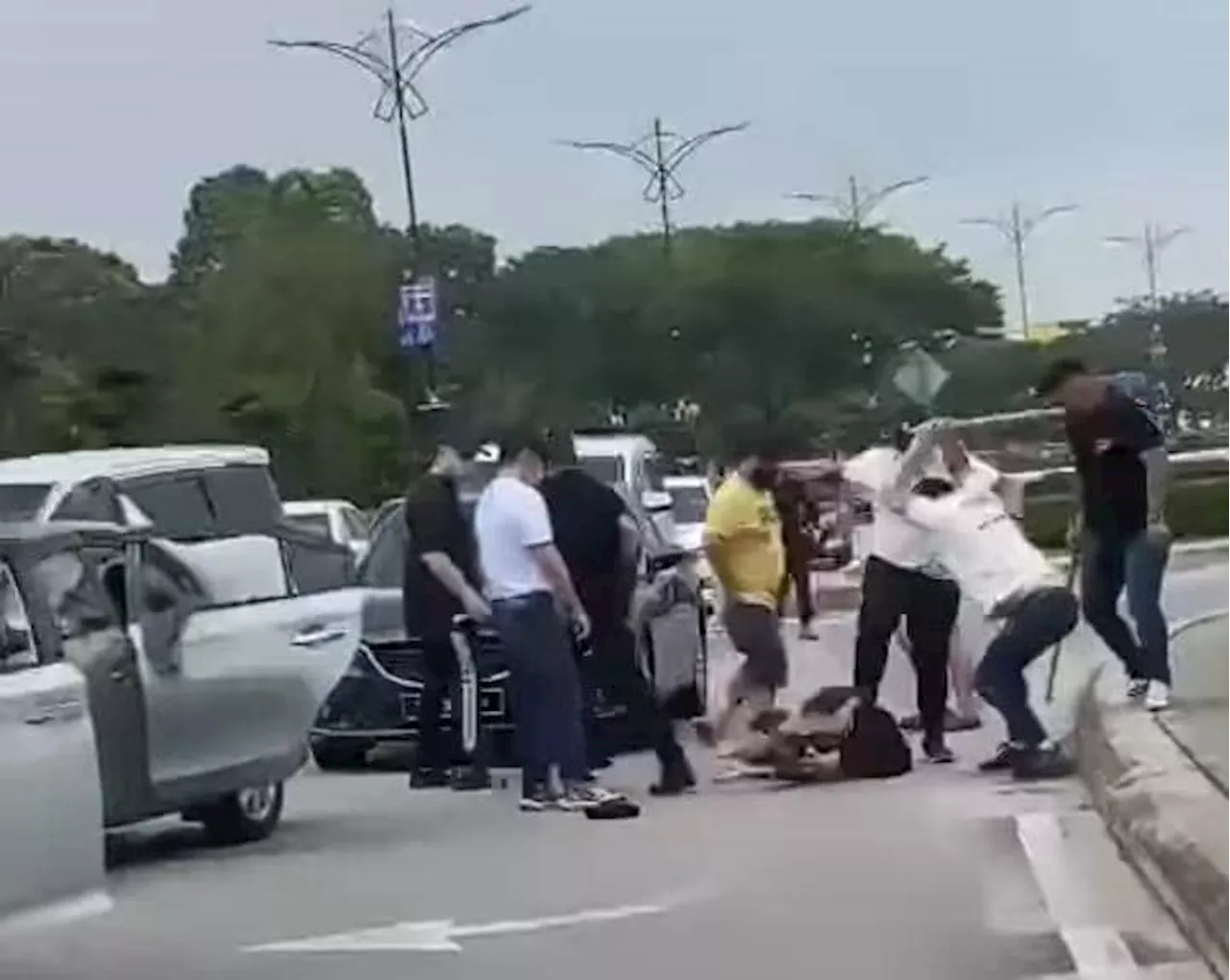 Tujuh ditahan pukul, sepak seorang lelaki di tepi jalan