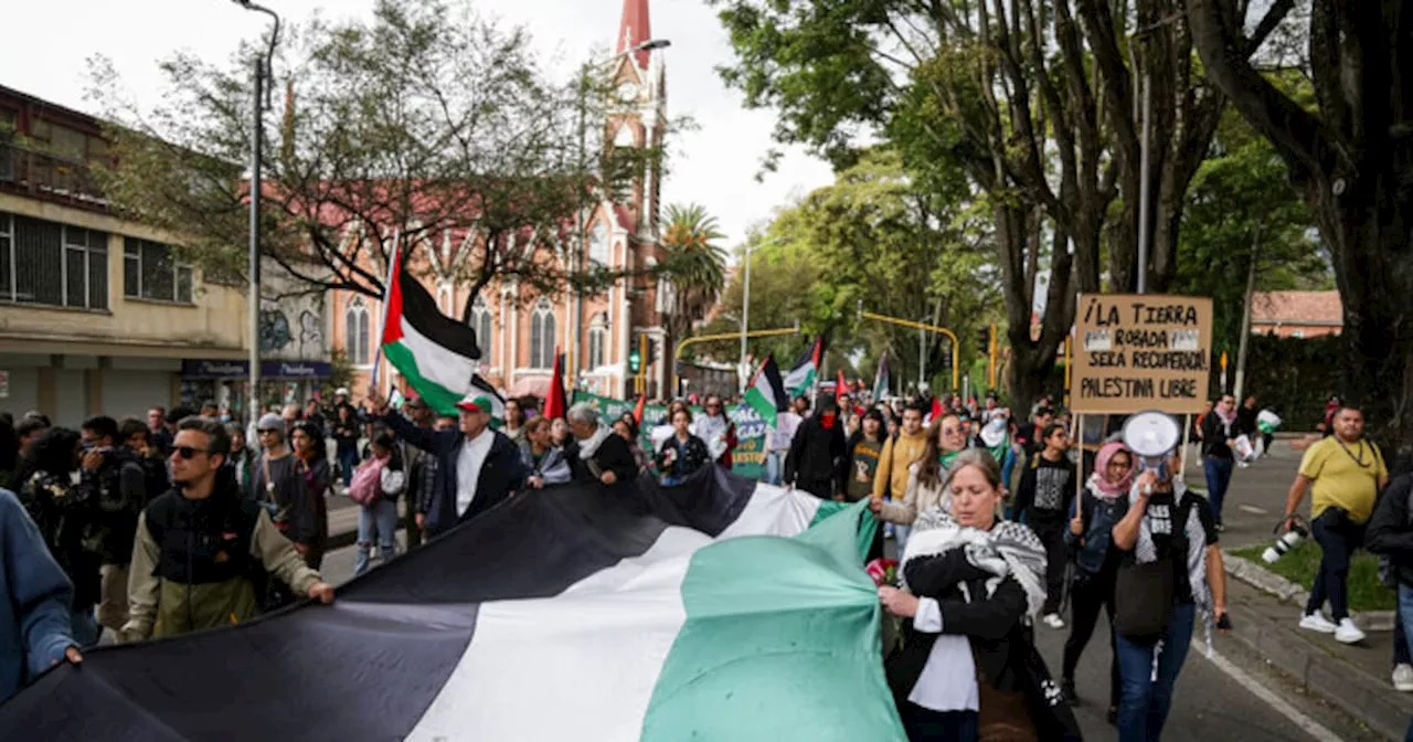 Manifestantes propalestina intentaron entrar a la fuerza a la embajada de Estados Unidos en Bogotá