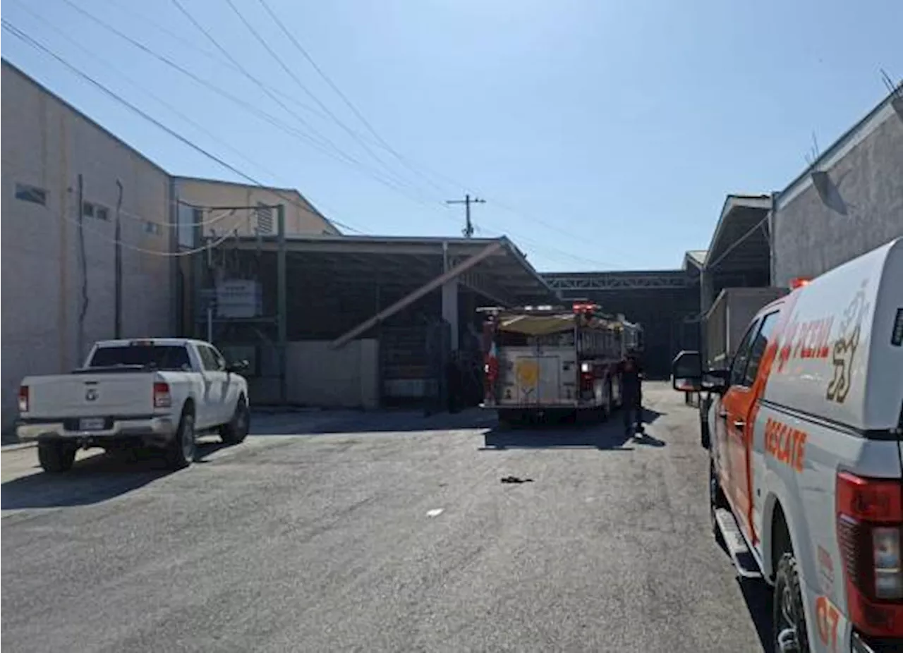 Evacuan a 15 trabajadores por incendio en una bodega en Santa Catarina, Nuevo León