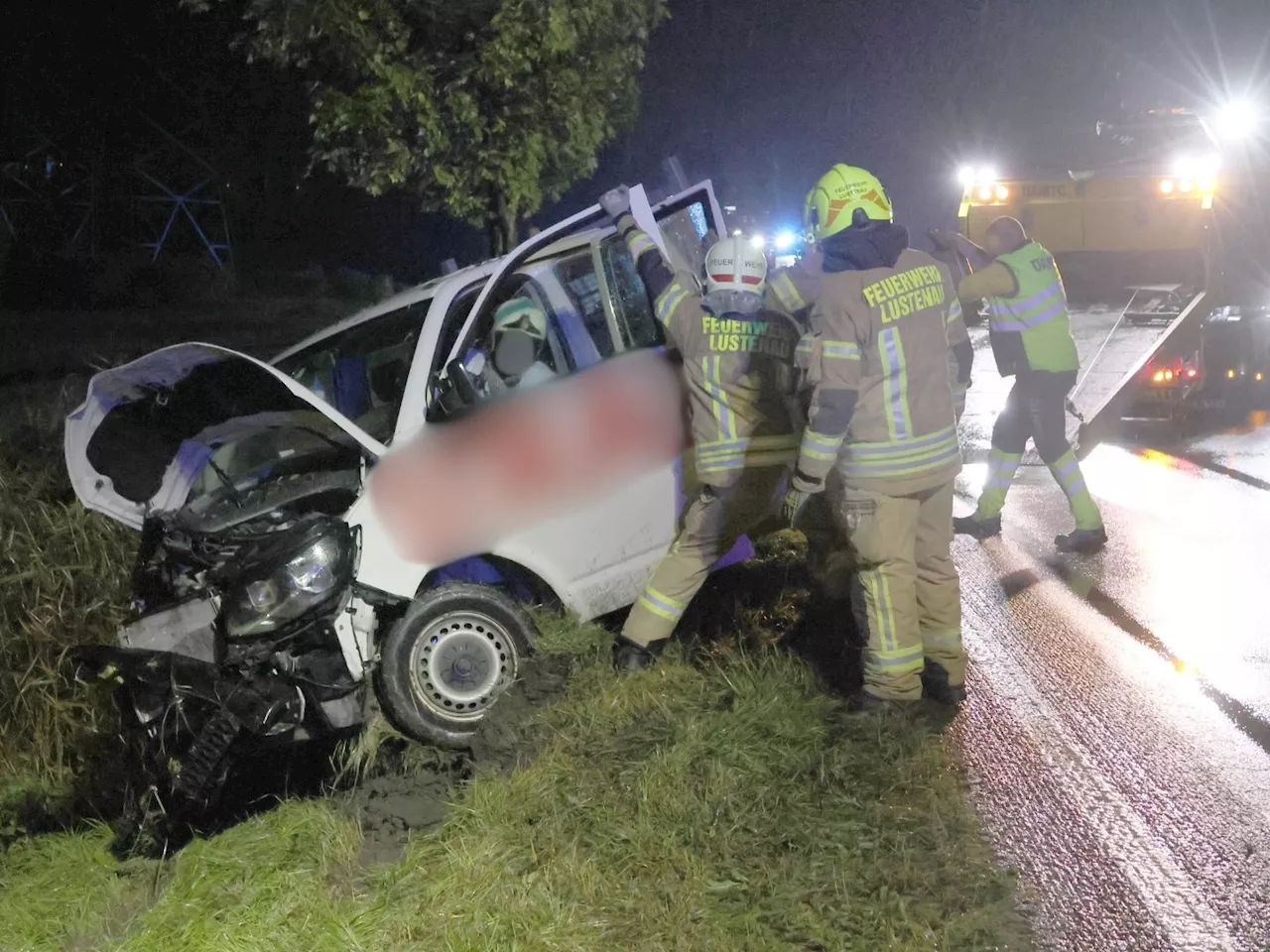 Fahrer kracht mit Pritschenwagen in Baum und bleibt unverletzt