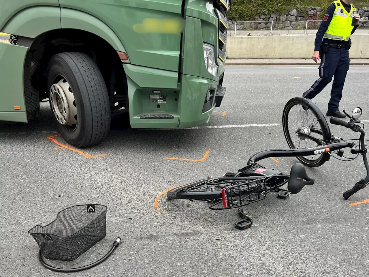 Verkehrsunfall in Lustenau: Lkw kollidiert mit E-Biker an der Zellgasse-Kreuzung