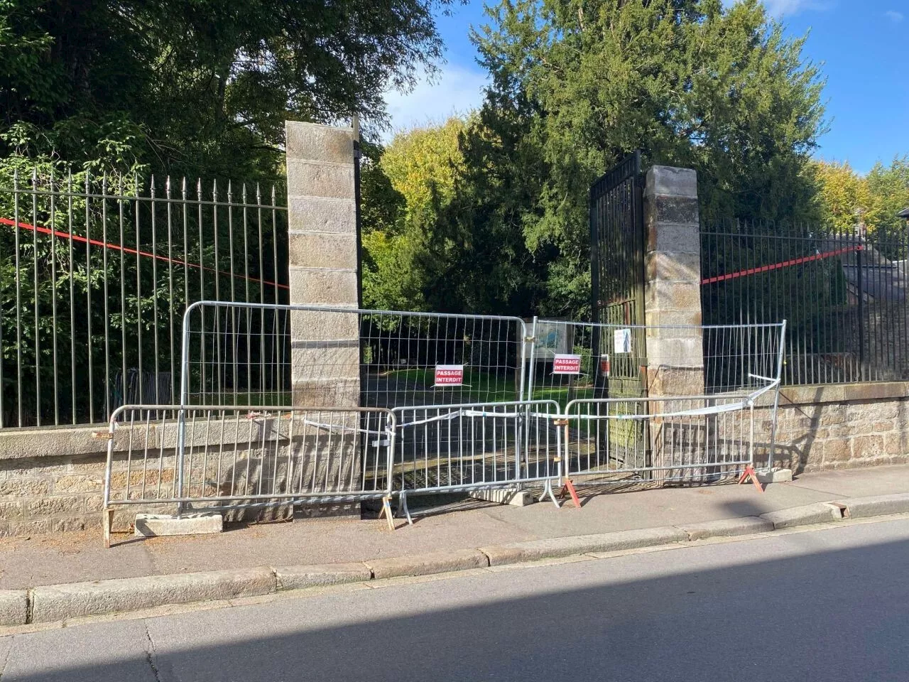 Parc du château de Flers : rouverte pour une journée, cette entrée aussitôt refermée