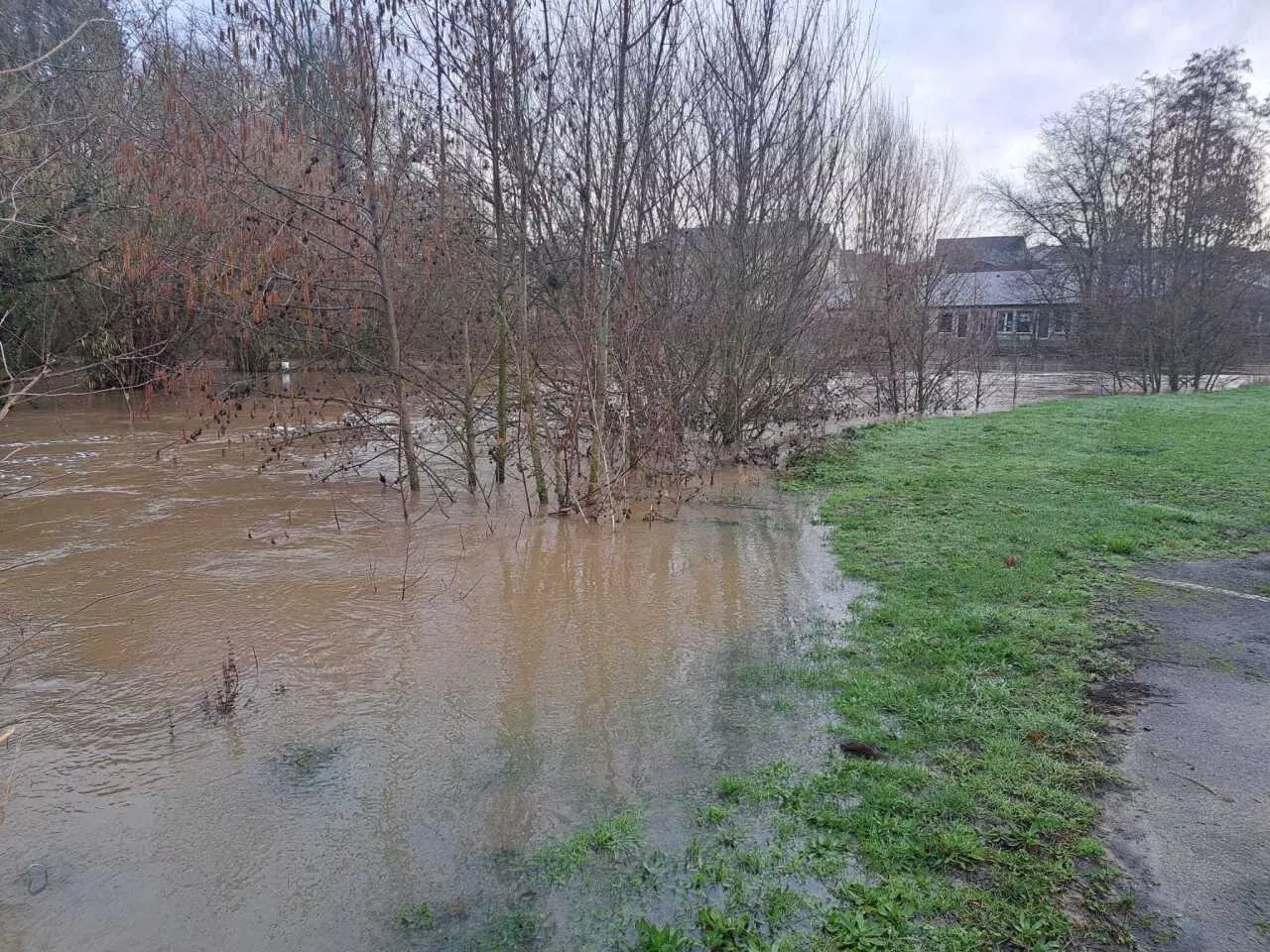 Tempête Kirk : en Sarthe, la rivière l'Huisne passe en vigilance orange crue