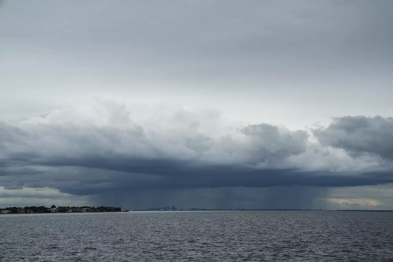 Uragano Milton verso la Florida, live oggi: venti meno forti ma resta di categoria 5