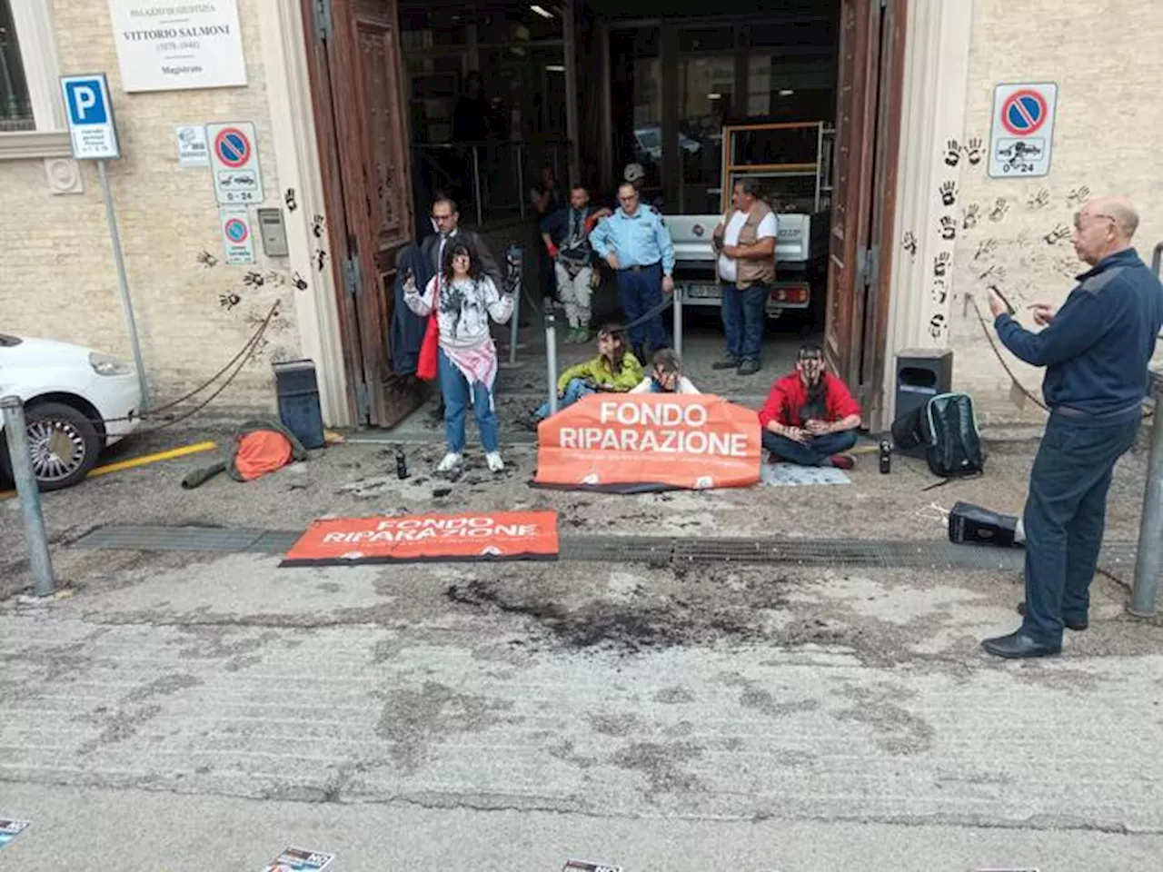 Ultima generazione imbratta il Tribunale di Ancona, in 5 fermati dalla Digos