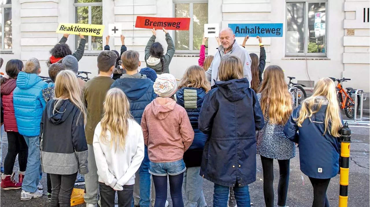 Augsburg: „Achtung Auto“: Fünftklässler in Augsburg üben sicheres Verhalten im Verkehr