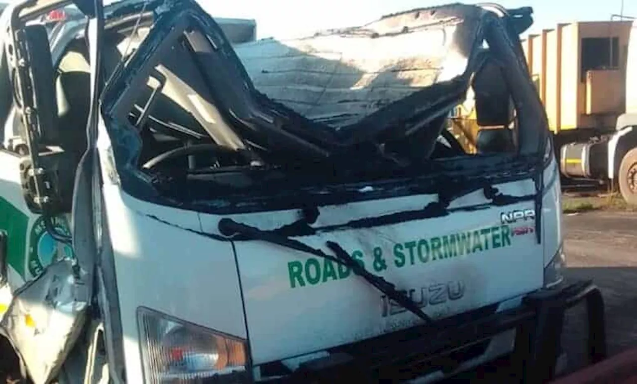 Workers nearly ‘melt’ as asphalt pours onto truck in Pietermaritzburg