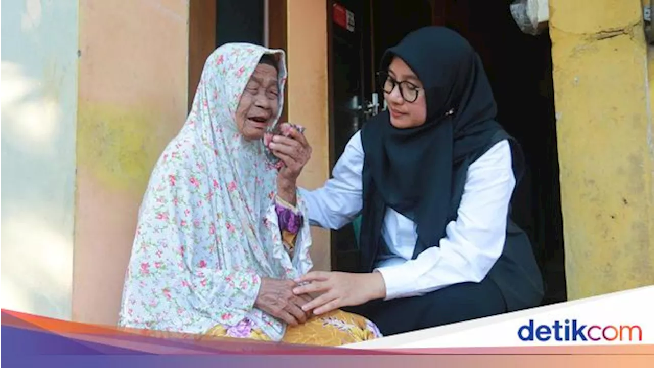 Tangis Nenek Sebatang Kara Banyuwangi Pecah di Pelukan Ipuk Fiestiandani