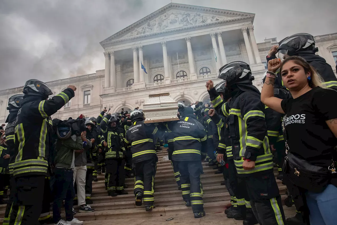 “Não basta palavras de gratidão”: seis perguntas e respostas no dia em que Parlamento debate bombeiros