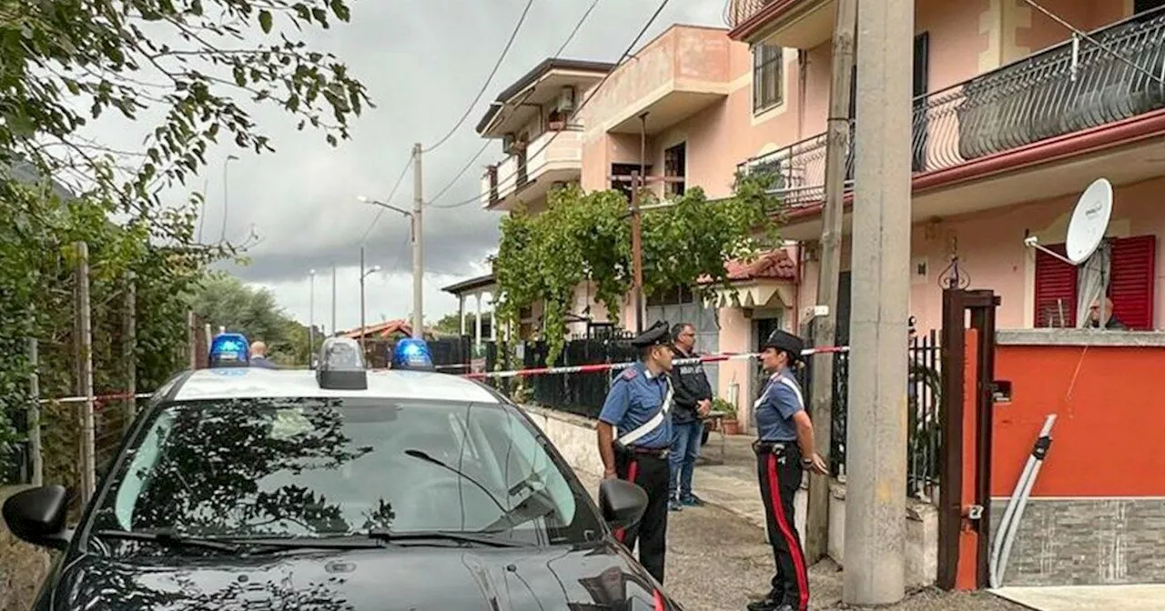 Strangola la moglie di 24 anni davanti ai figli piccoli: arrestato un 30enne