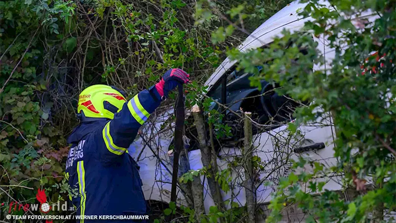 Oö: Lenker nach Unfall auf B 309 zwischen Steyr und Enns aus Transporter befreit