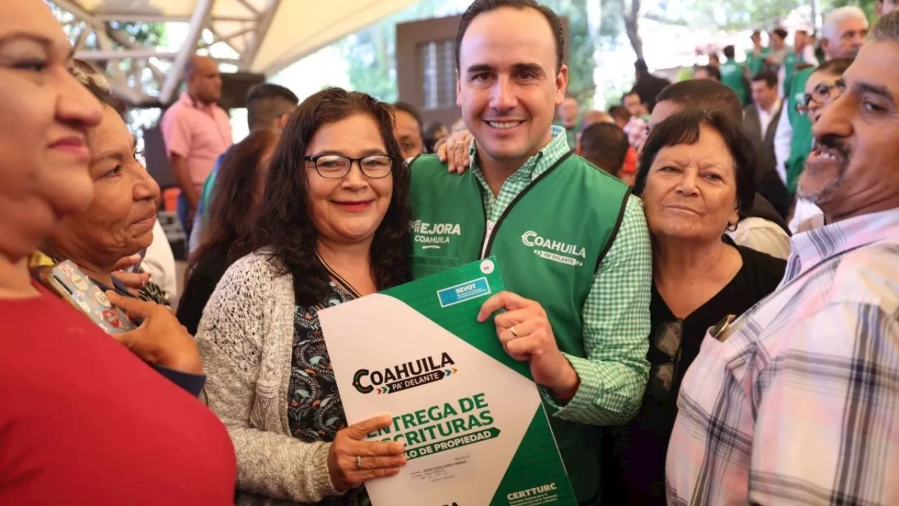 Manolo Jiménez entrega más de mil 800 escrituras en Coahuila