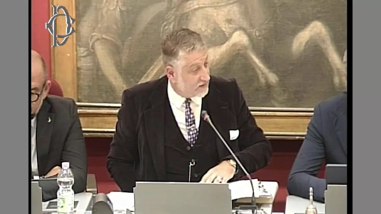 Alessandro Giuli filosofeggia in Commissione alla Camera, polemiche per l'intervento