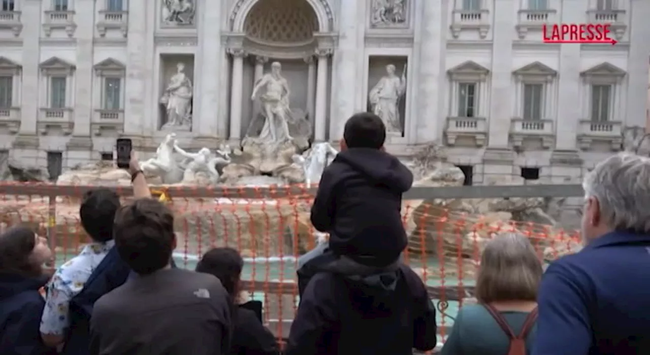 Roma, Fontana di Trevi transennata in vista del Giubileo. I turisti: «Una delusione»