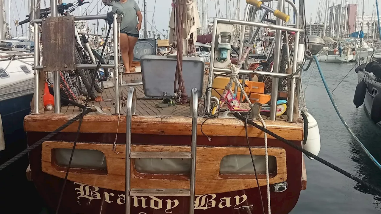 La familia estafada que vive en un barco en ruinas: 'Mis hijos han enfermado'