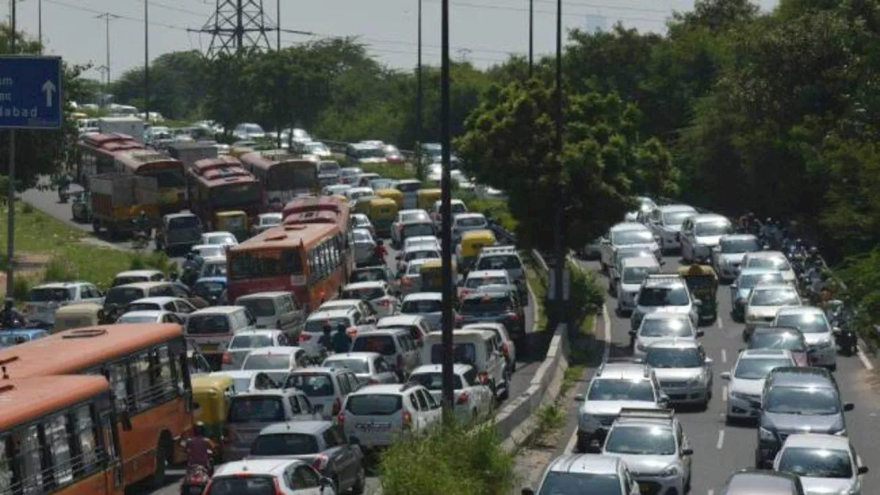 Noida Traffic Advisory: नोएडा में आज बदला रहेगा ट्रैफिक, इन मार्गों से जाने से बचें; पुलिस ने लागू किया डायवर्जन प्लान