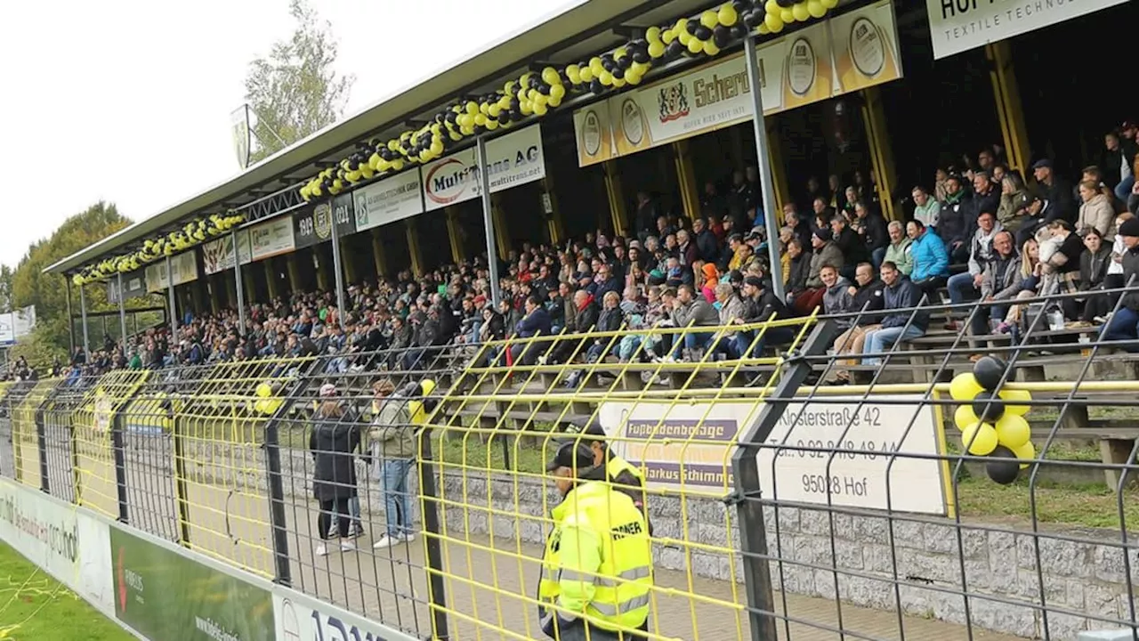 Stimmungsvolles Schmuckstück für die Eingefleischten: Jubiläum für die Hofer Holztribüne