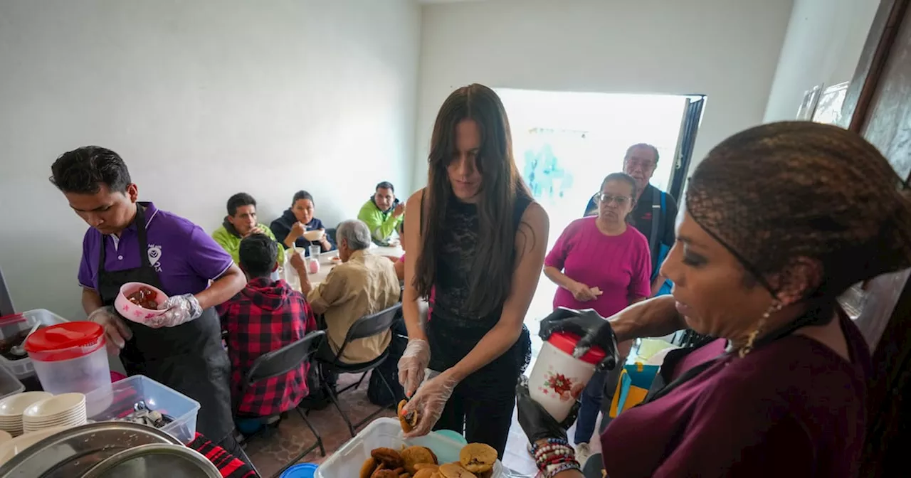 Cocina gestionada por mujeres trans es un refugio para la comunidad LGBTQ+ en Ciudad de México