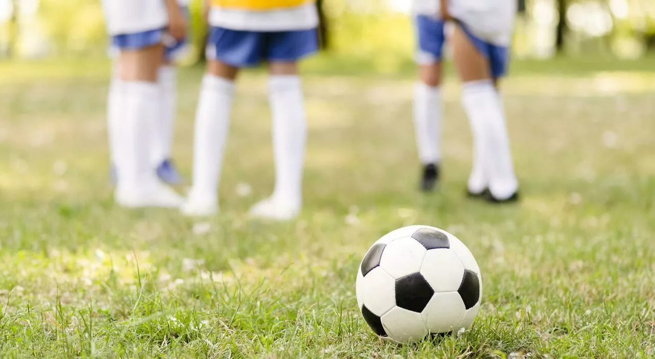 Carlo guarisce dal tumore a 13 anni e torna a giocare a calcio, il primo gol è per l'amico ancora in ospedale:
