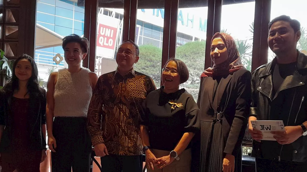 Menanti Gebrakan Memodernkan Wastra Indonesia dari Panggung Jakarta Fashion Week 2025