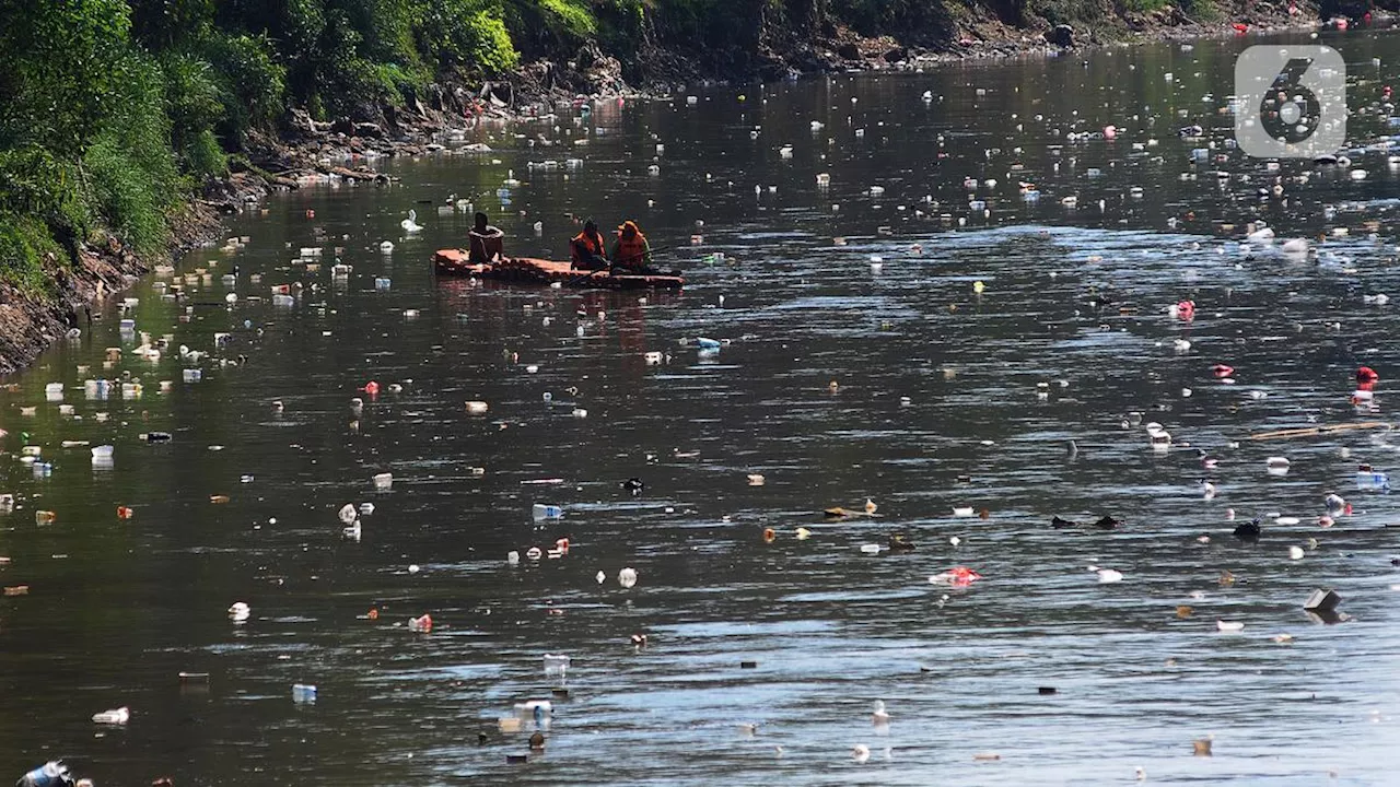 Pertamina International Shipping Angkut 14 Ton Sampah dari Sungai Ciliwung