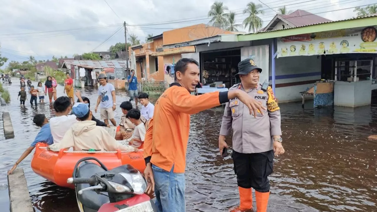 Ratusan Karung Beras Bantuan Banjir Rokan Hilir Mengalir, Warga Diminta Waspada Buaya