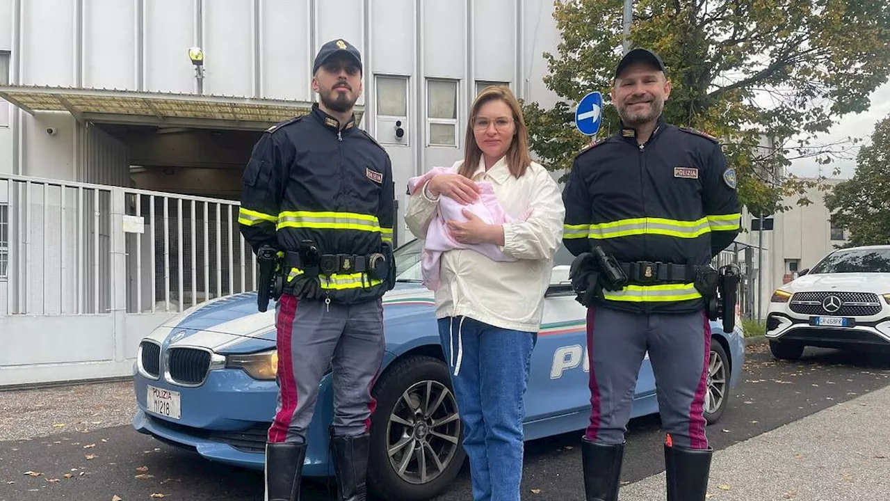 Milano, partorisce in autostrada con l'aiuto della Polizia di Stato