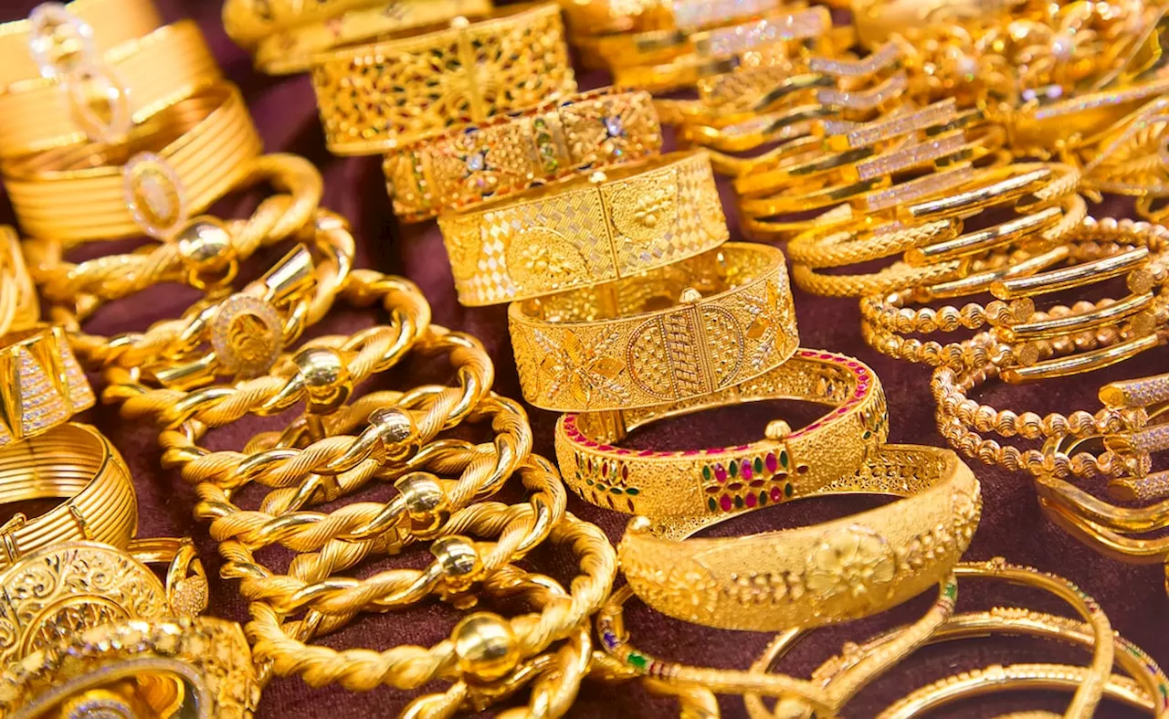 Gold Price Today: सोना हुआ इतना सस्ता, चांदी के रेट भी घटे, फटाफट कर लें खरीदारी, जानें भाव