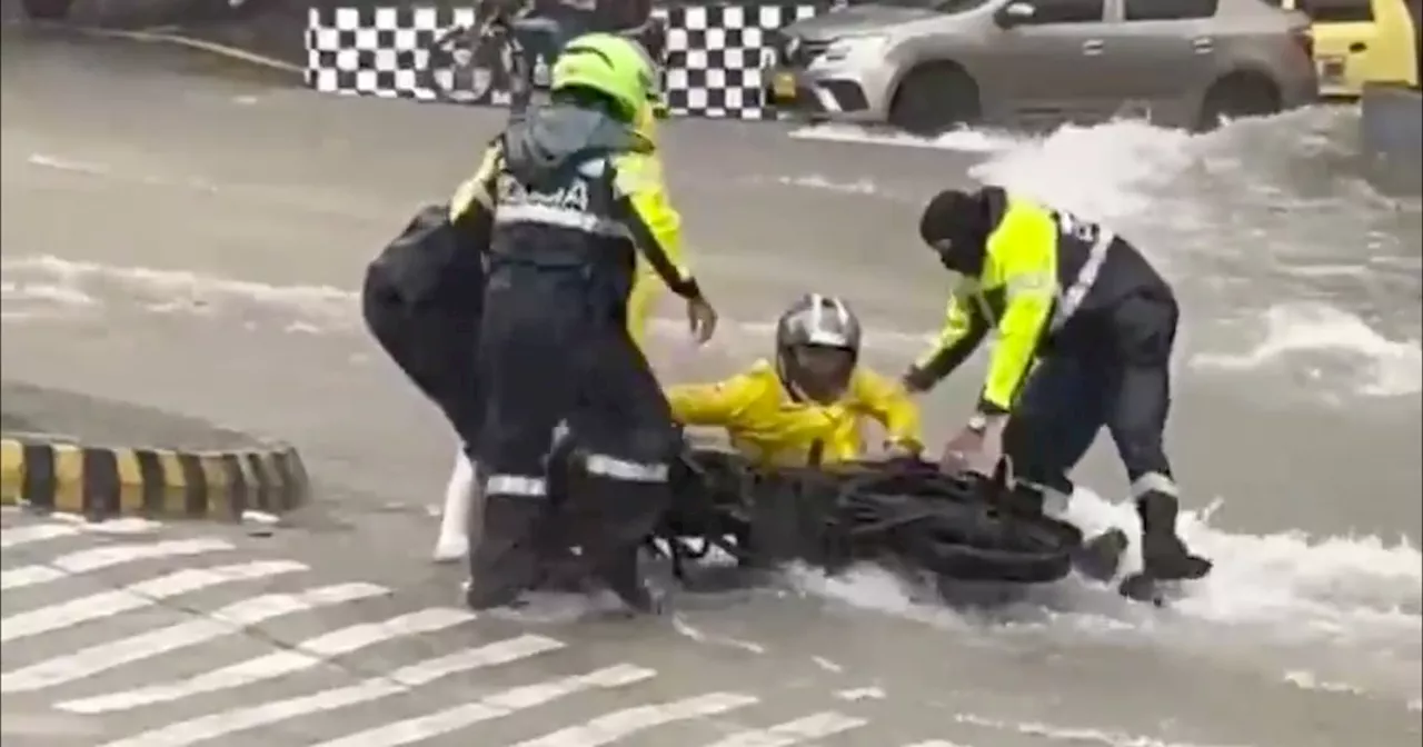 Video: policías rescataron a motociclista que estaba siendo arrastrado por arroyo en Barranquilla