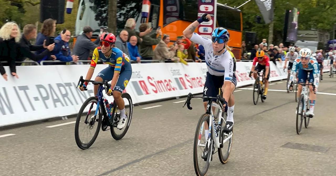 Lorena Wiebes sprint naar winst in Assen tijdens Simac Ladies Tour