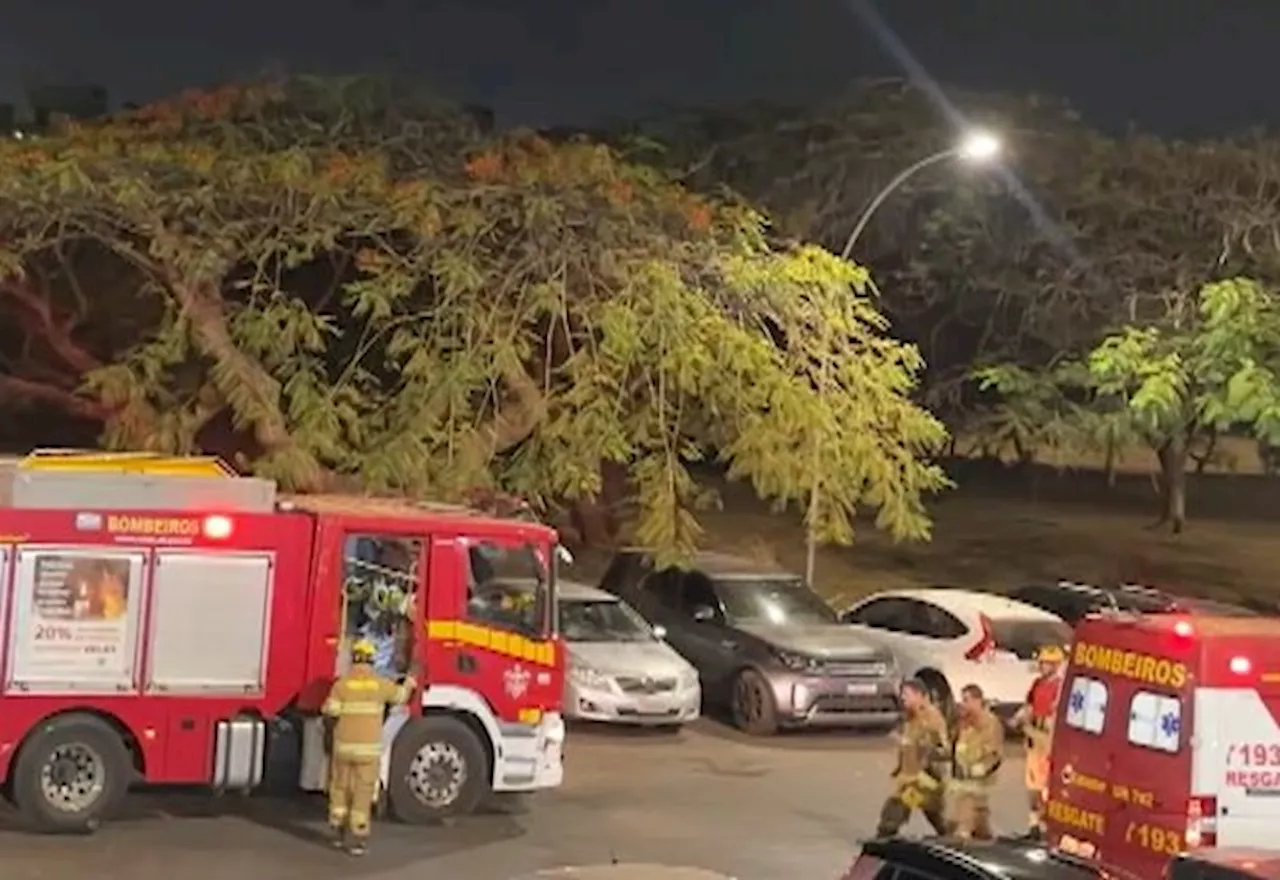 Mãe é presa após deixar filha com deficiência trancada em carro no DF