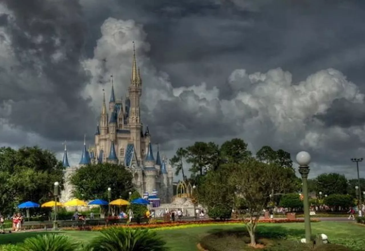 Parques da Disney e Universal suspendem atividades em meio a chegada de furacão nos EUA