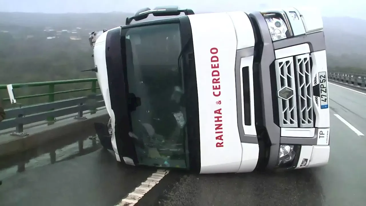 Vento forte tomba camião em viaduto da A24 em Vila Pouca de Aguiar