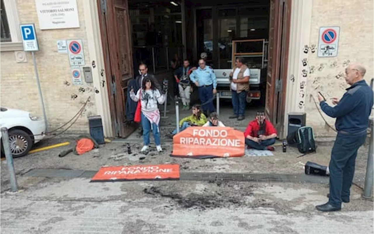 Attivisti Ultima Generazione imbrattano il Tribunale di Ancona di liquido nero