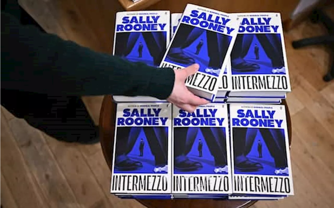 Sally Rooney racconta l'Intermezzo dei maschi fragili: la recensione del nuovo libro