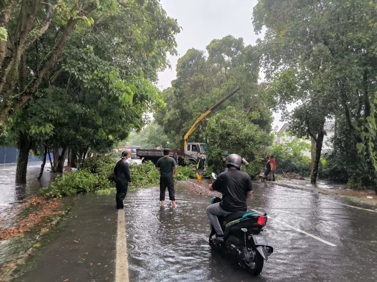 Flash floods hit Klang after heavy rain