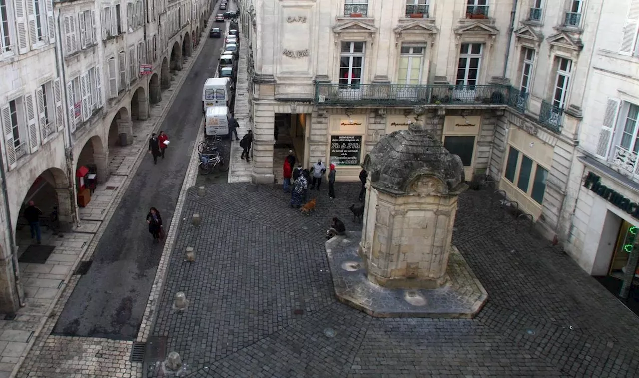 La Rochelle : les nuisances liées aux sans-abri de la fontaine du Pilori pointées du doigt