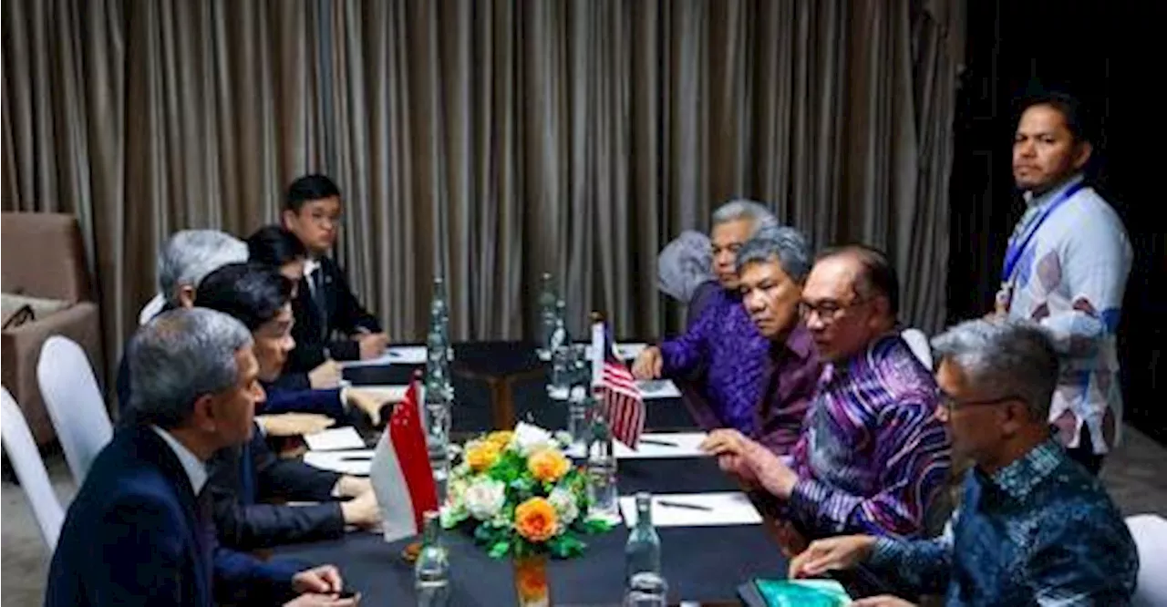 PM Anwar mingles with delegates at dinner during ASEAN Summit in Laos