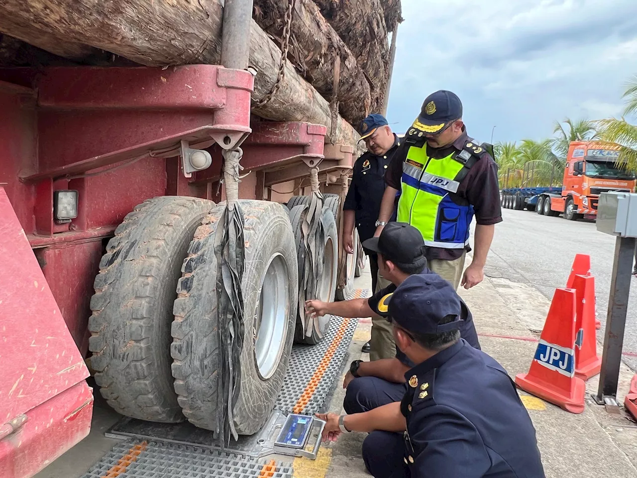 OP Timber: Anggota JPJ berpakaian preman berjaya sita lori balak, kargo di Gua Musang