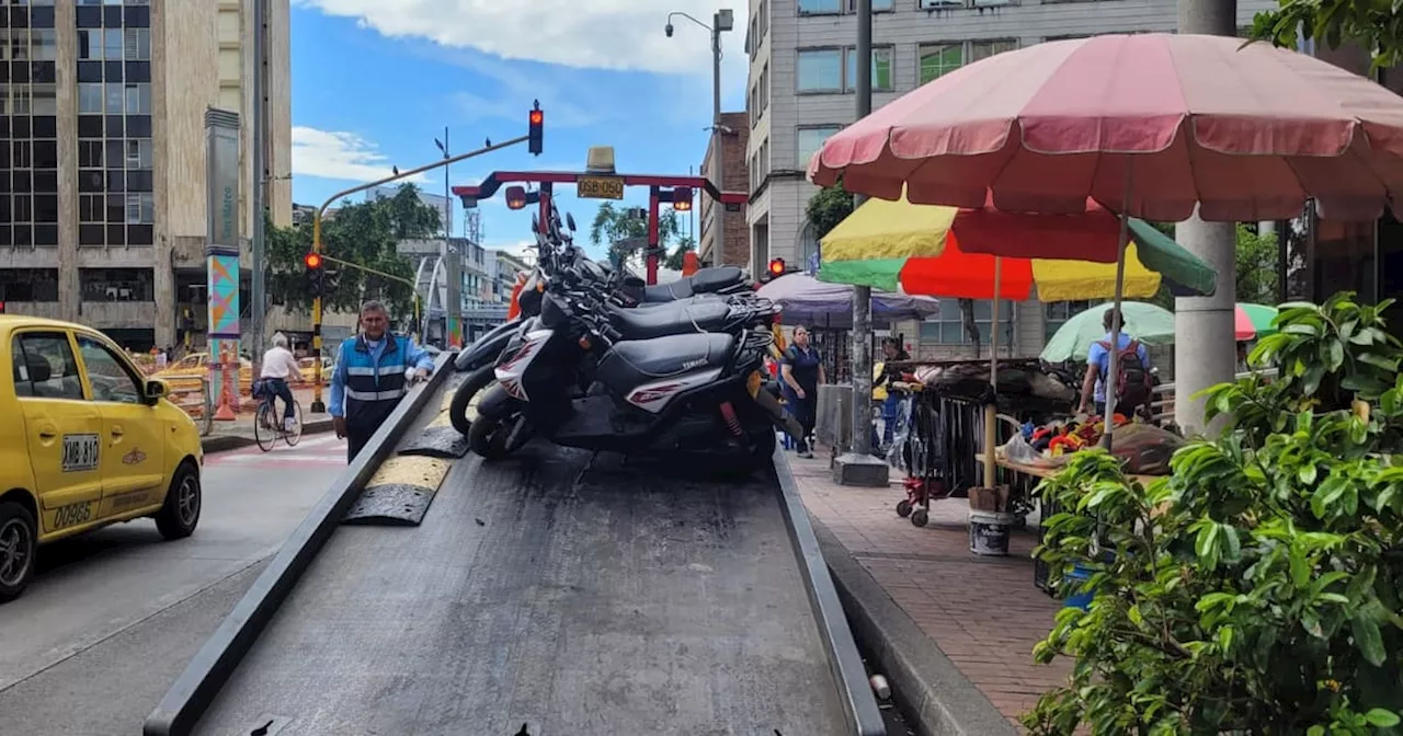 Tránsito de Bucaramanga ‘les pone freno’ a los motociclistas que pasan por la carrera 15