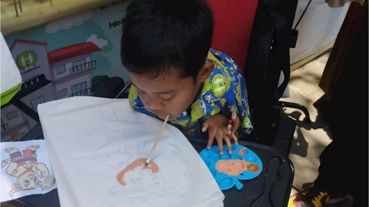 Bocah Disabilitas Curi Perhatian di Peparnas 2024, Lukis Maskot Kebo Bule Pakai Mulut