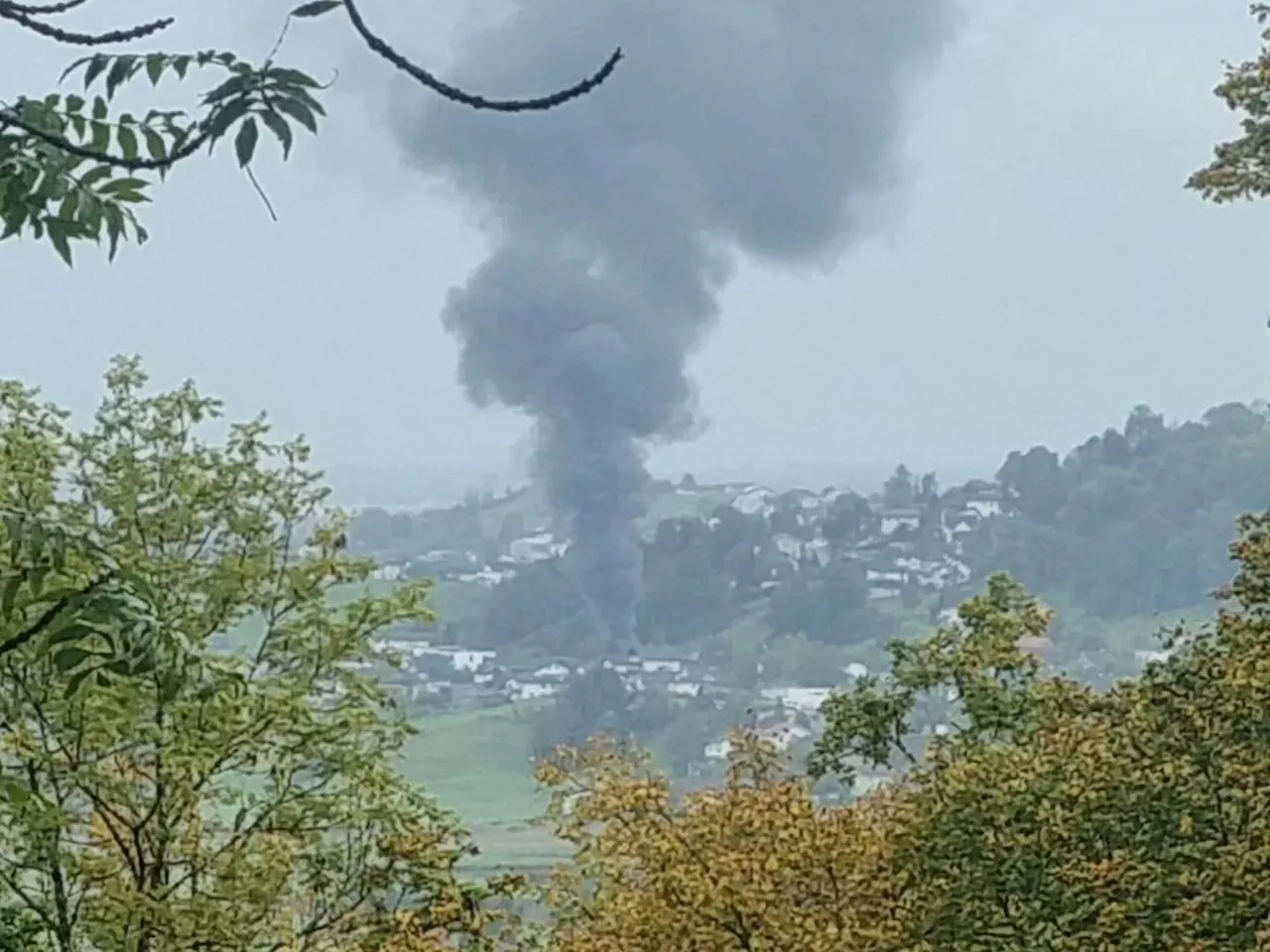 Brand in Feldkirch-Tosters: Gartenschopf steht in Flammen