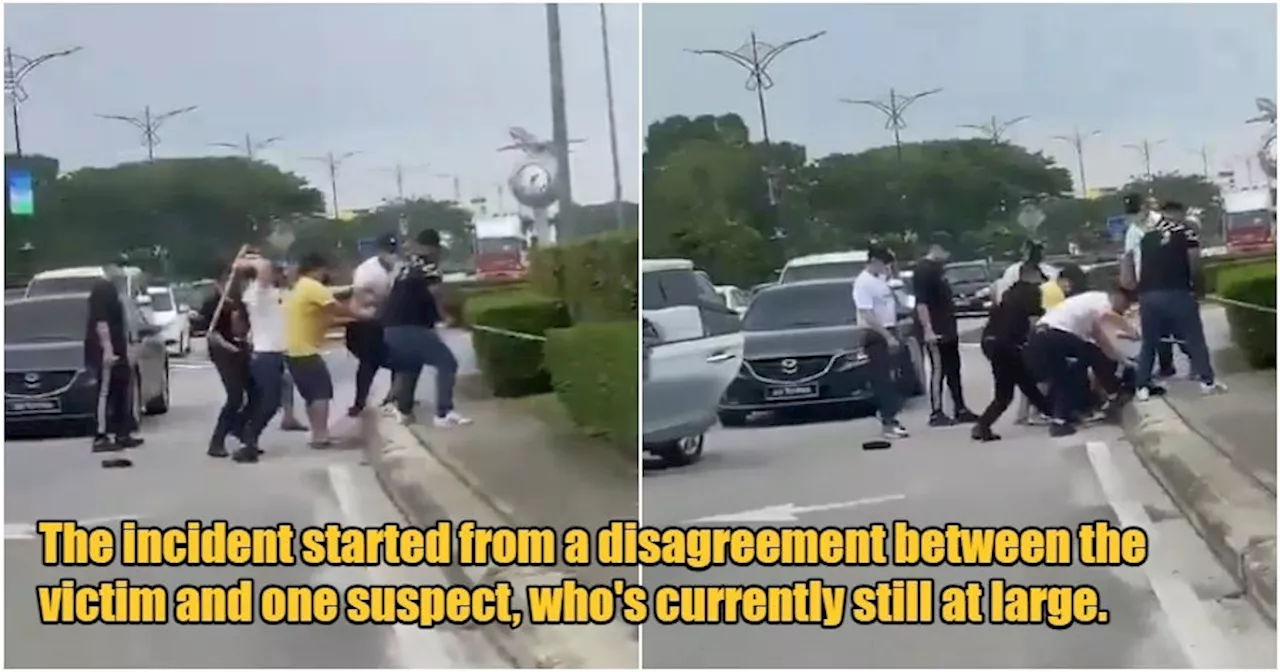 Traffic Halts as M'sian Gets Dragged Out of Car in the Middle of Johor Road & is Attacked by 7 Men