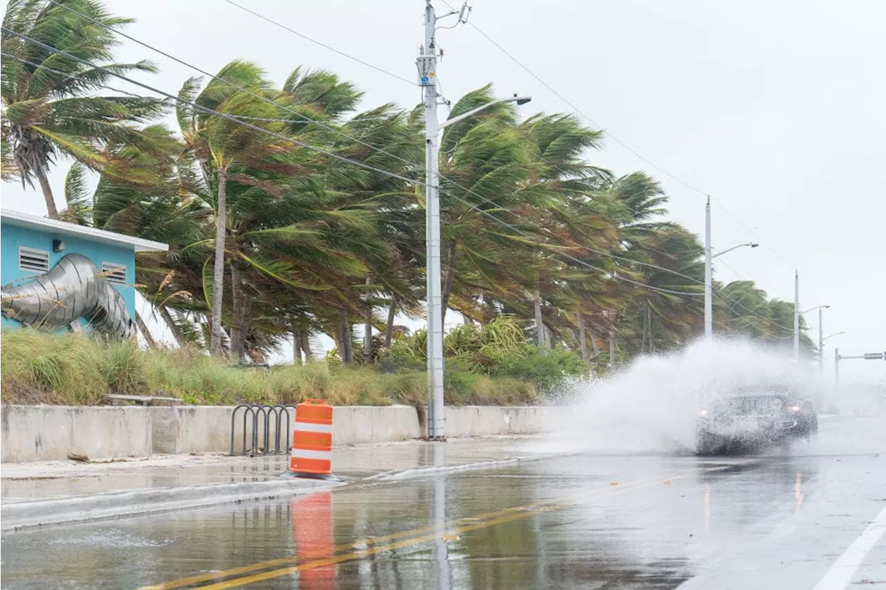 Huracán Milton sigue perdiendo intensidad y bajó a categoría 3 aproximándose a Florida