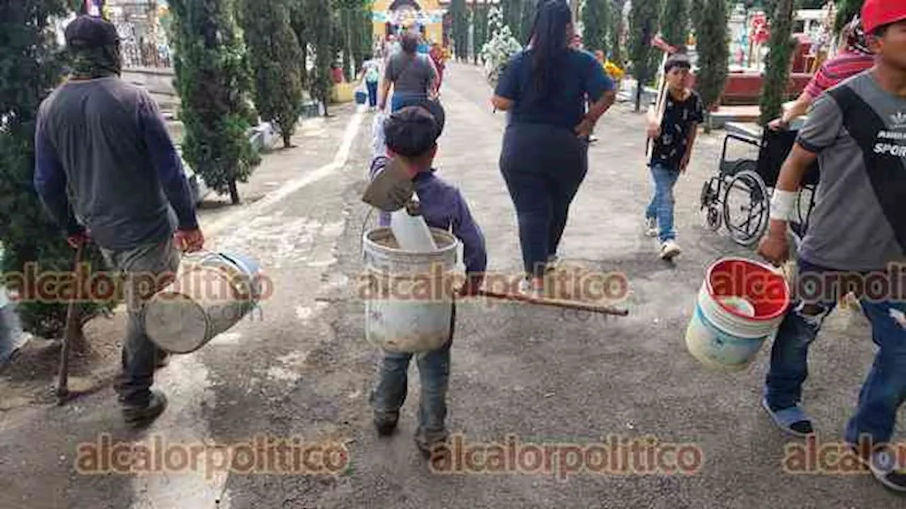 En panteones de Orizaba, niños se ganan unos pesos limpiando tumbas