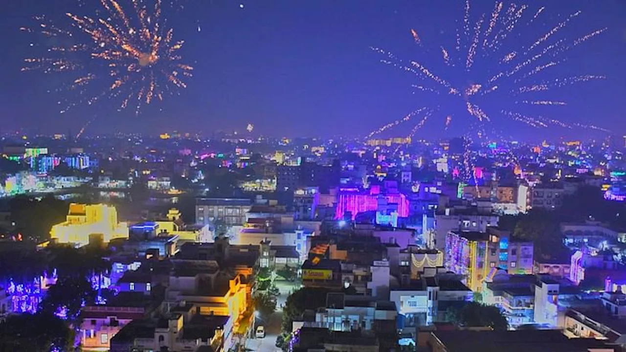 PHOTO : विश्वनाथ धाम में पहली बार लक्ष्मी पूजा, घाट और गलियों तक दिखी रौनक; फोटो में देखें काशी की दीपावली