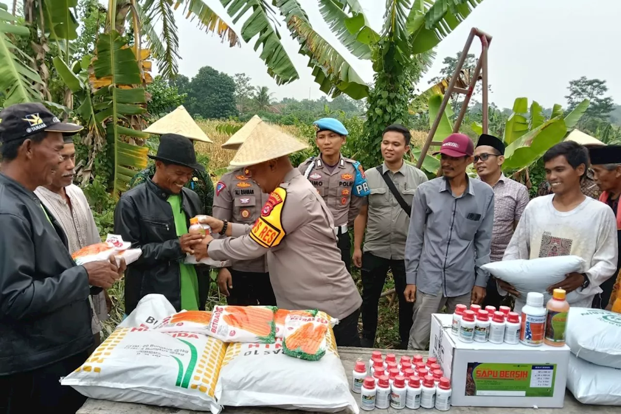 Polres Serang salurkan pupuk bagi petani demi jaga ketahanan pangan