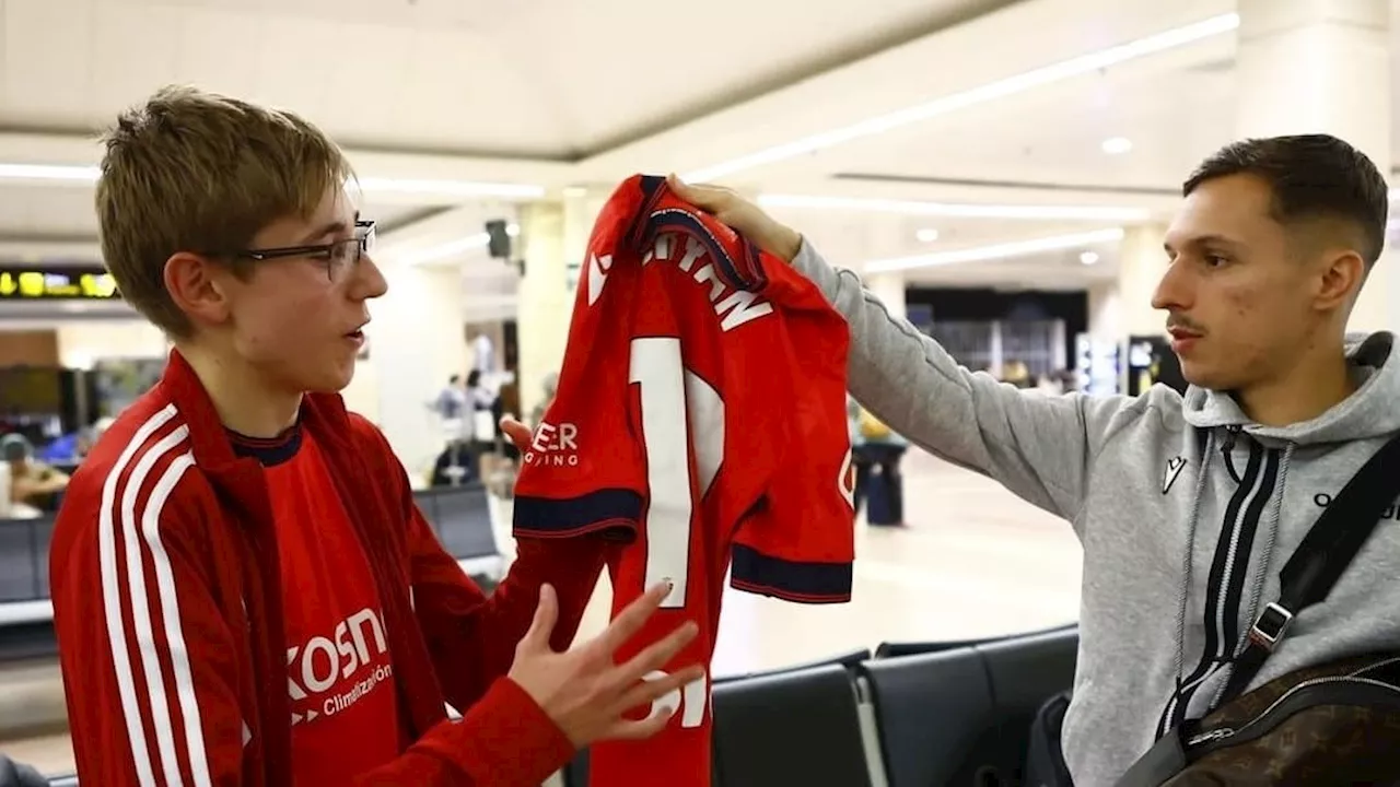 FC Bayern: Wegen Unwetter-Chaos: Bryan Zaragoza nimmt Fan im Team-Flieger mit!