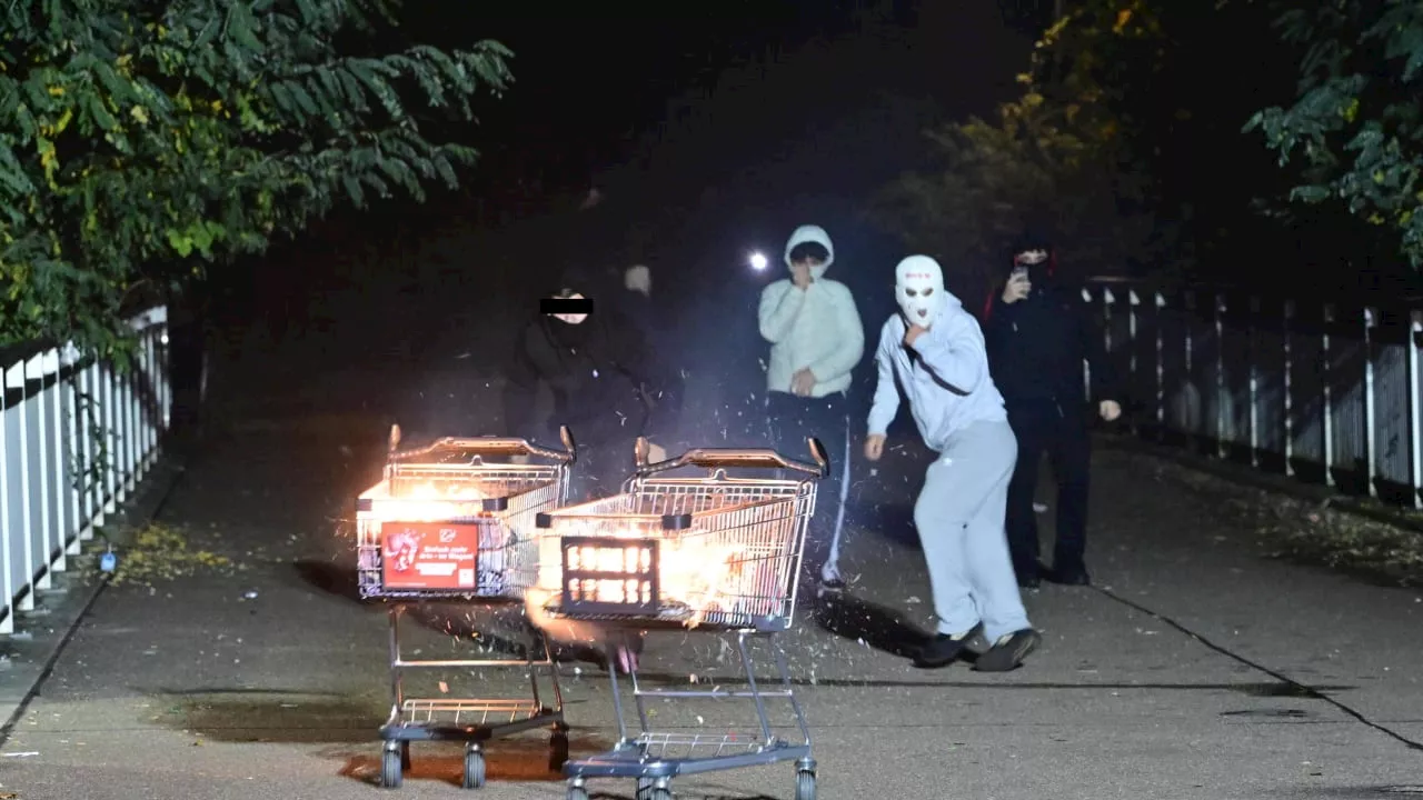 Halloween-Überfall: Feuerwehr mit brennenden Einkaufswagen attackiert